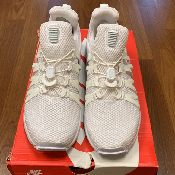 Women’s Nike shoe- white - Picture 7 of 9